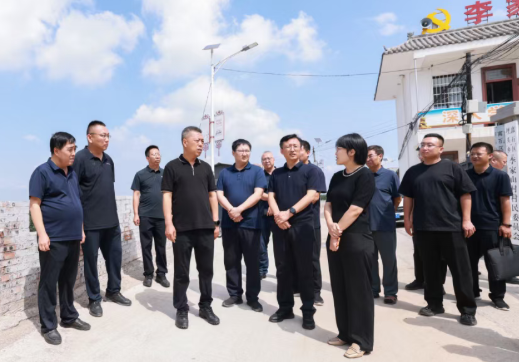 山西吕梁离石区委书记赵建喜在坪头乡调研