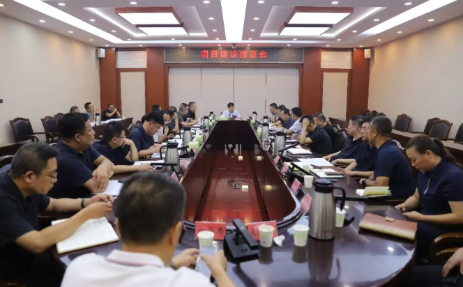山西吕梁方山县委副书记、政府县长张再强主持召开全县项目建设推进会