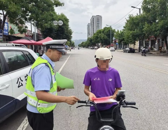 山西吕梁交城公安交管大队：交通安全进社区   倡导绿色低碳新风尚