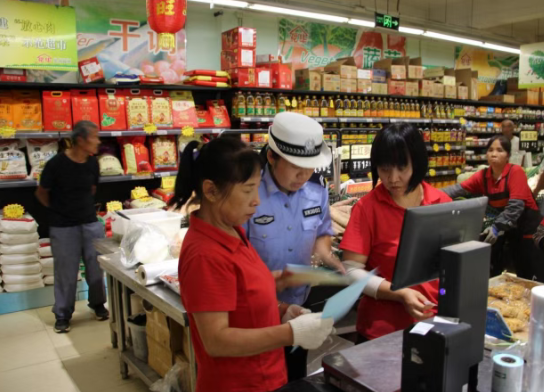 敲黑板！长治武乡县交管大队民警逛超市、进农家讲交通安全