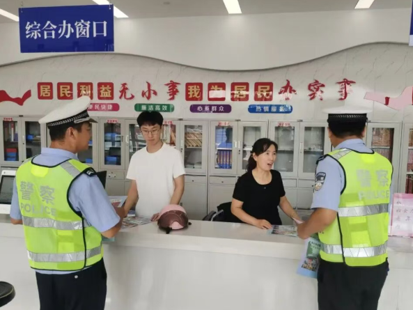 山西吕梁文水县公安局交警大队：交警宣传进社区  暑期平安“不打烊”