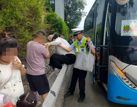 山西高速一支队六大队：十余名乘客滞留高速，民警暖心救助