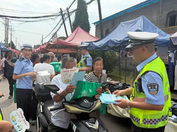 山西吕梁汾阳市公安局交管大队：赶集宣讲接地气   入户宣传暖民心