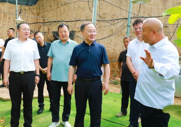 山西吕梁市人大常委会副主任、孝义市委书记刘世庆深入大孝堡镇调研