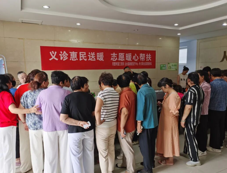 晋城沁水：义诊惠民送暖  志愿暖心帮扶