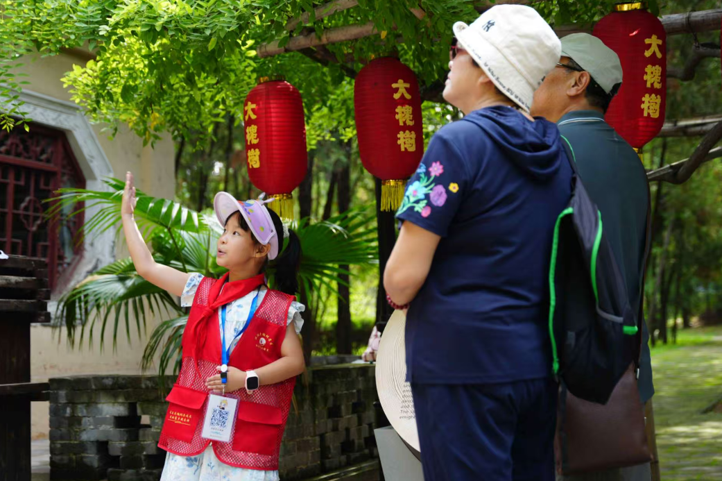 山西洪洞大槐树景区红领巾讲解员志愿讲解  服务广受游客点赞