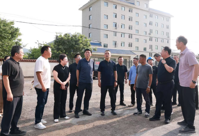 山西吕梁离石区委书记赵建喜在江阴中学现场办公