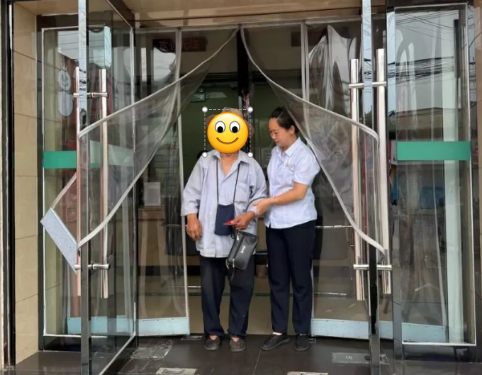 一通电话，车接车送！山西洪洞农商银行冯张分理处把“银发族”宠成“VIP”