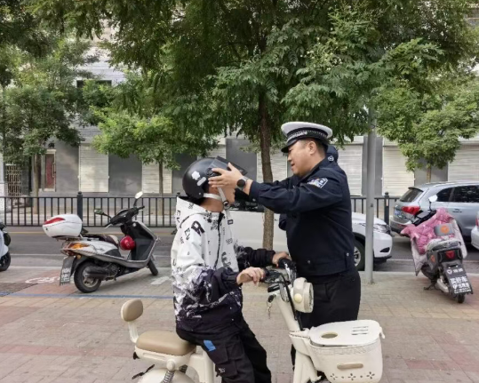 山西吕梁交口：电动自行车管理条例   交警宣讲头盔安全