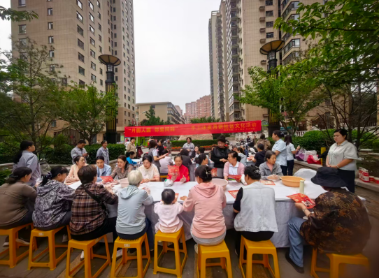 太原万柏林区和平街道西巷社区：月圆人圆，邻里同甜