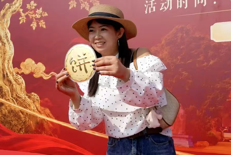 山西洪洞大槐树景区双节趣味赛事启幕：吃面挑战赛可赢999纯金大奖