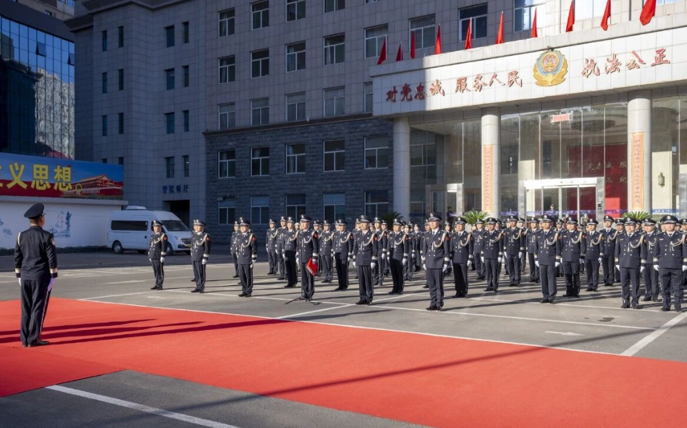山西吕梁市公安局隆重举行庆祝中华人民共和国成立77周年升旗仪