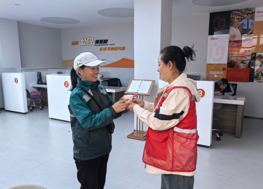 太原万柏林区千峰街道：秋日暖“新”送温情  暖心热水致敬奔波劳动者