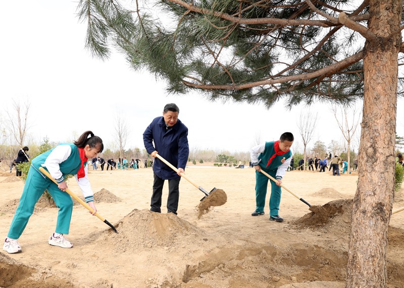 头条 · 连续10年参加首都义务植树 习近平引领建设绿色家园