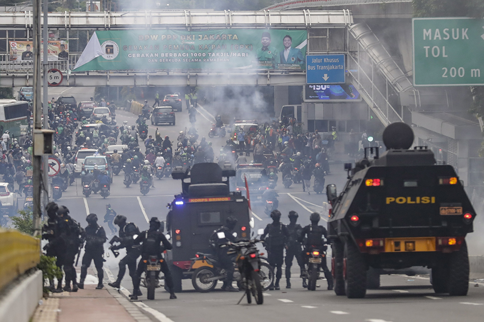 印尼多地爆发抗议活动：不满物价高涨，反对延长总统任期