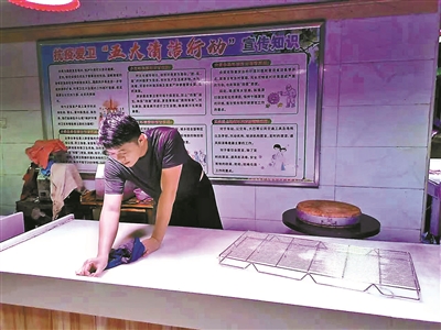 吉大毕业生卖猪肉还债走红：在剔骨分肉中体悟踏实