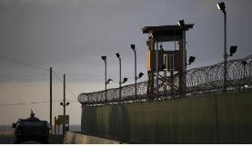 言语威胁、拍“耻辱照”、用水刑......前囚徒还原关塔那摩监狱丑恶样