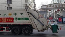 新华全媒+丨坚守“疫”线的“环卫橙”