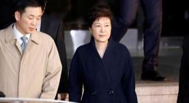 朴槿惠被关1736天后重获自由：有人送花环 有人抗议