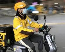 多地“快递小哥”有了工伤保险 全职兼职人员均可参加