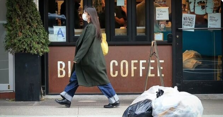 日本前公主美国街头提杂货 外媒惊讶：安保都不要了