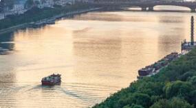 老人掉进京杭大运河 巡航人员奋力施救