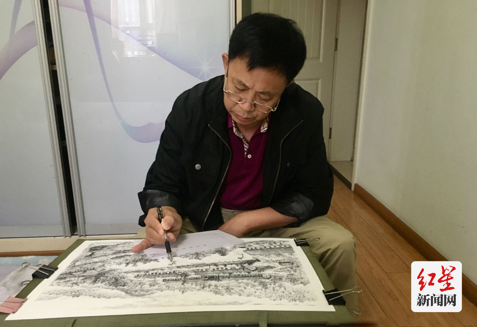 用钢笔画记录抗疫瞬间 64岁老党员向抗疫英雄们致敬