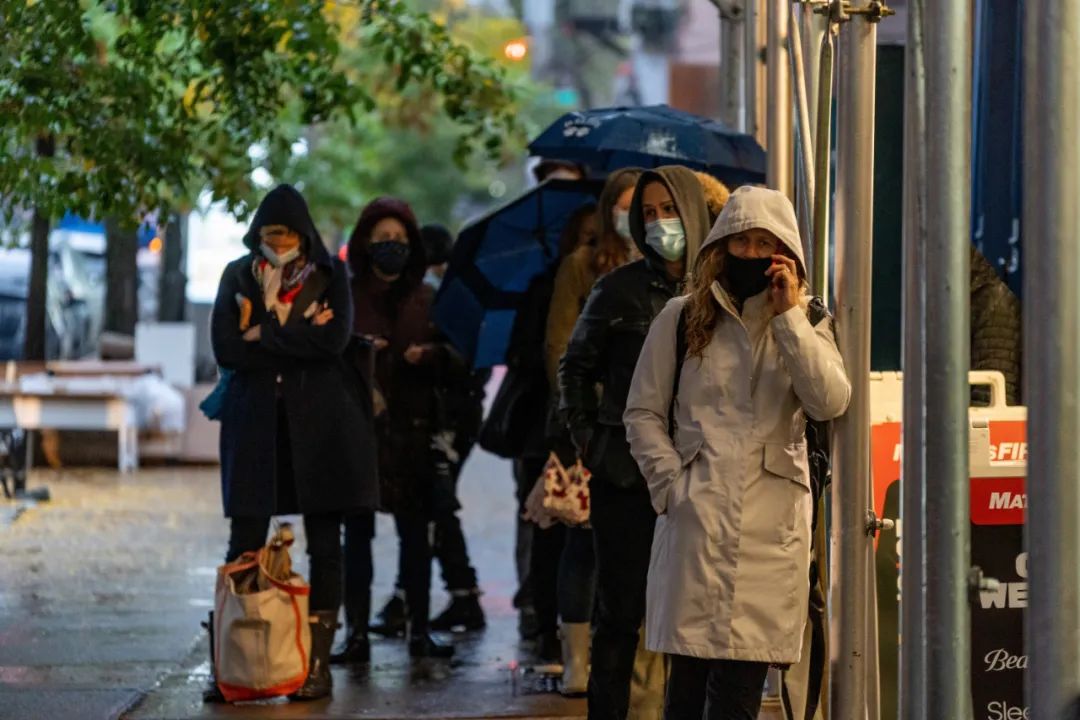 “脏手套”、伪造接种护照、医疗系统腐败……欧美多国严打“疫情造假”乱象