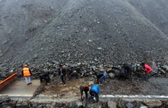 印度尼西亚一金矿区山体滑坡 致6人死亡