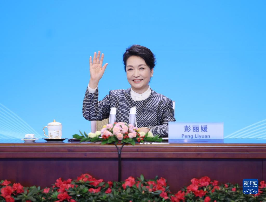 彭丽媛出席2021年联合国教科文组织女童和妇女教育奖颁奖仪式