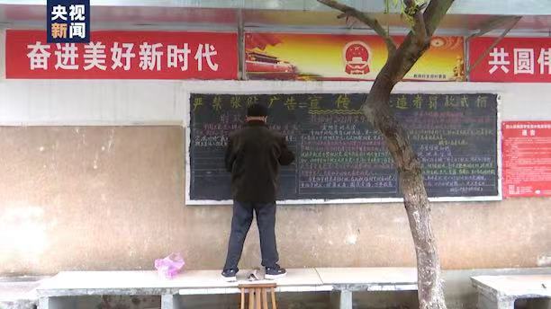 退休教师义务为小区办黑板报 一年用掉400多根粉笔