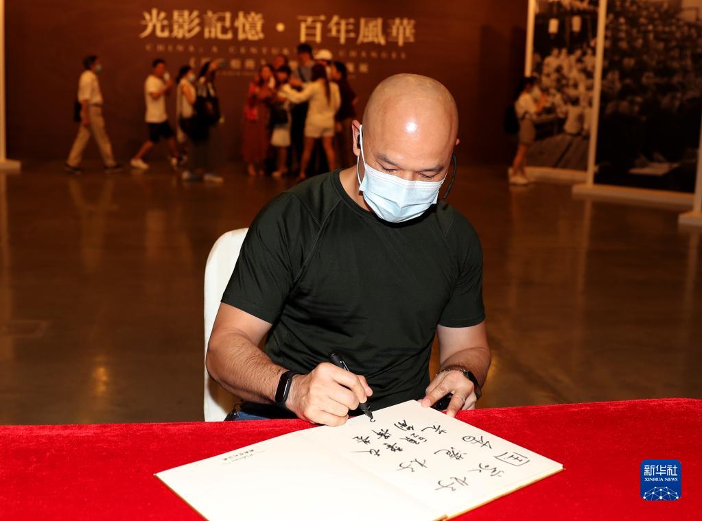 “中国路，不容易。中国梦，请坚持！”——142张明信片里的香港寄语