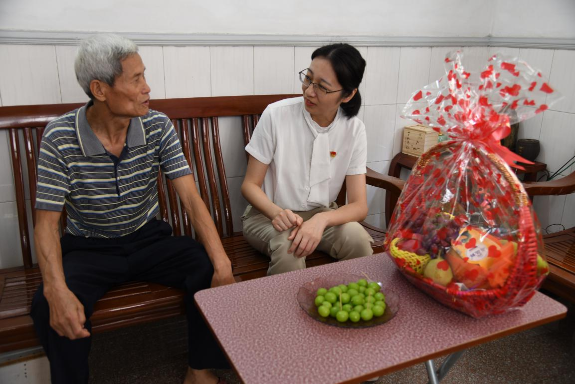 福建云霄供电：“七一”前夕走访慰问老党员、困难党员