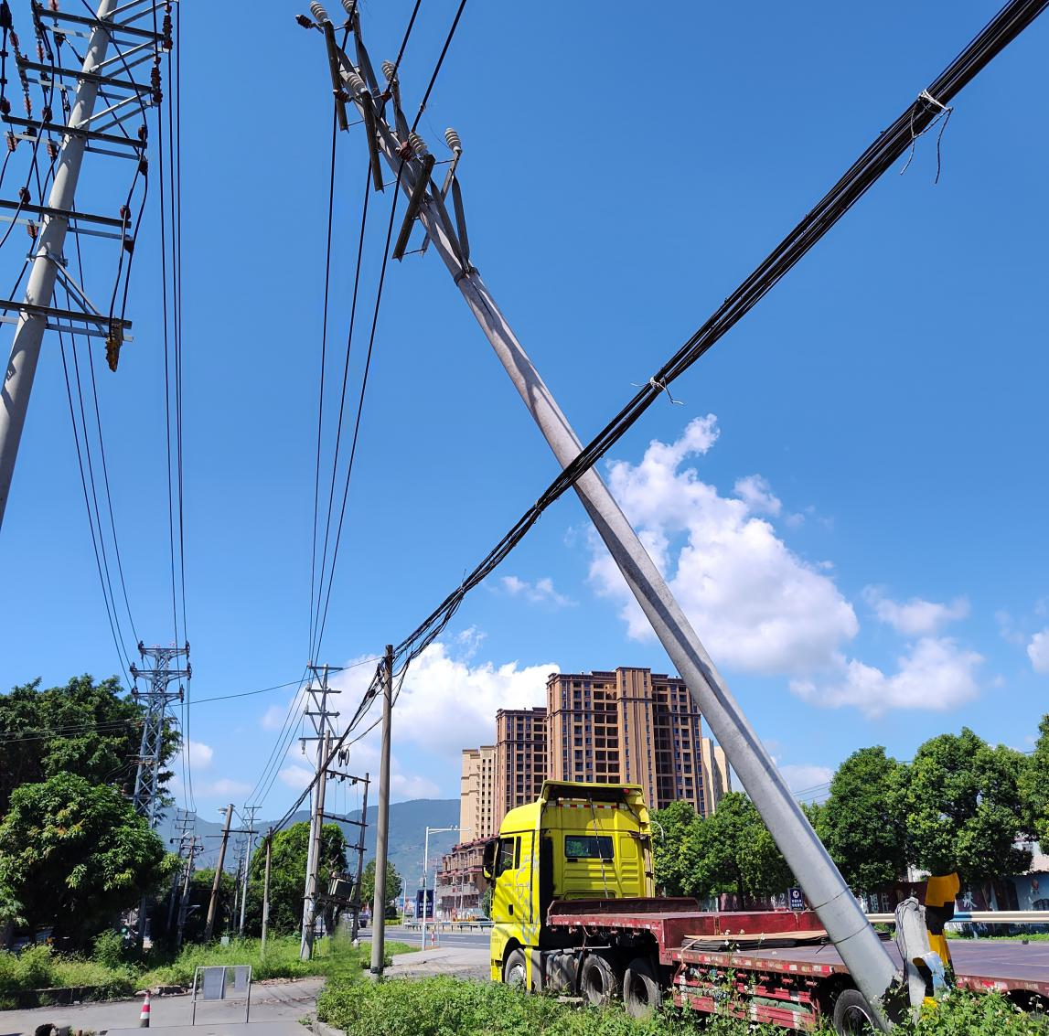 福建云霄供电：及时抢修外破电杆 确保线路供电安全