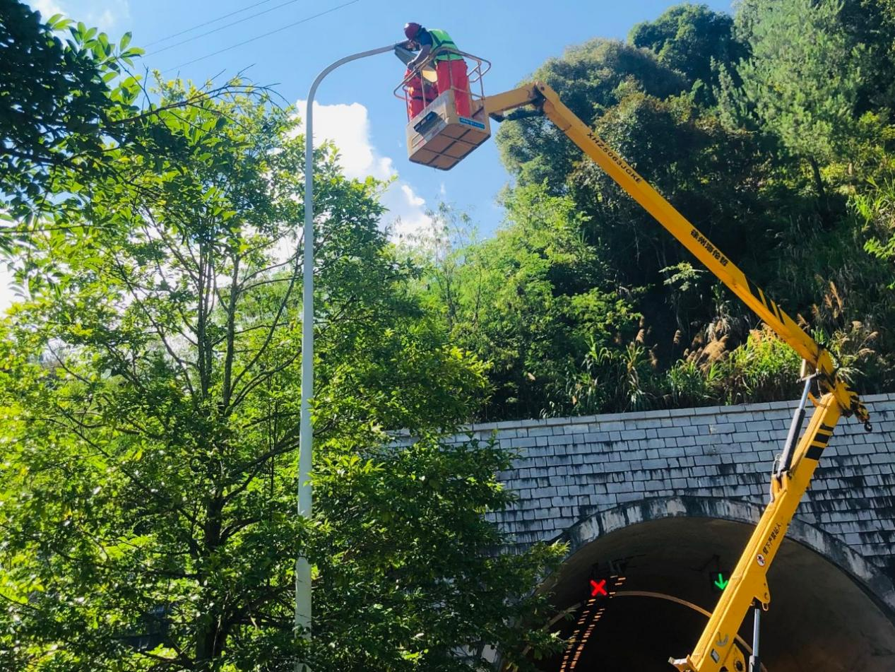 福建龙岩高速：战高温斗酷暑  挥洒汗水保通畅