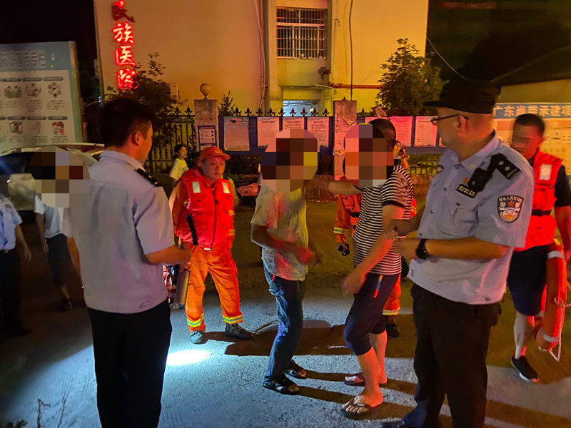 福建福安穆阳民辅警出手相救落水群众