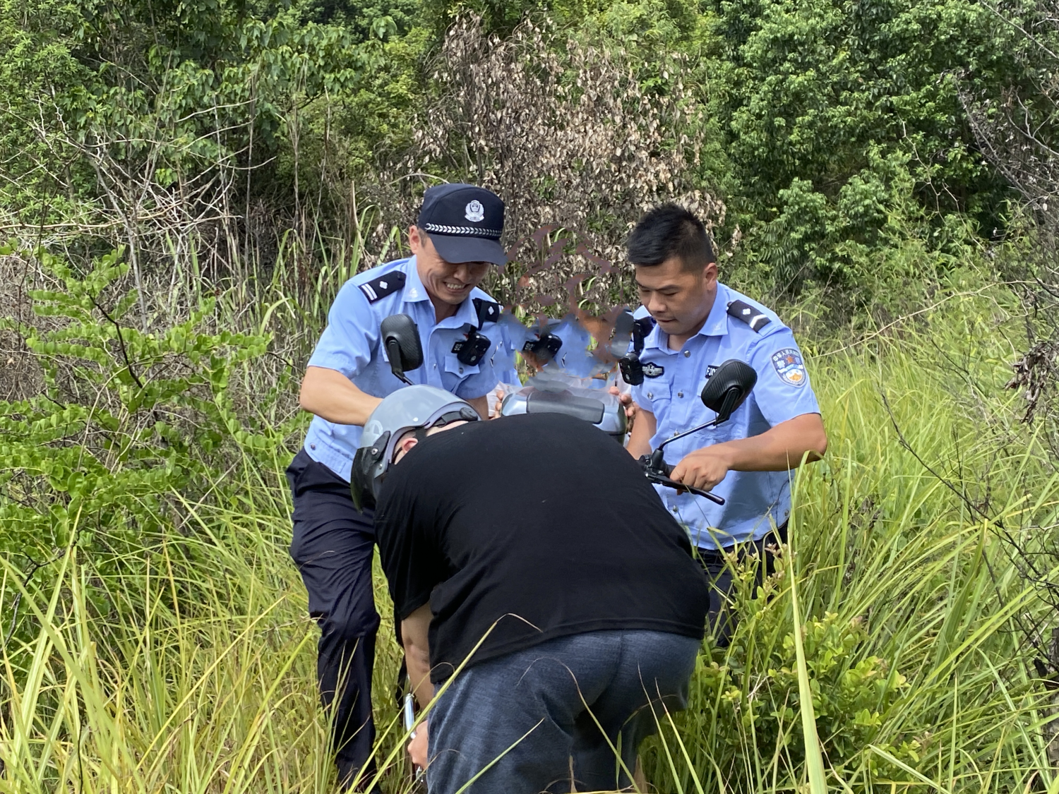 福建福安溪柄民辅警及时救助误入山中迷路群众