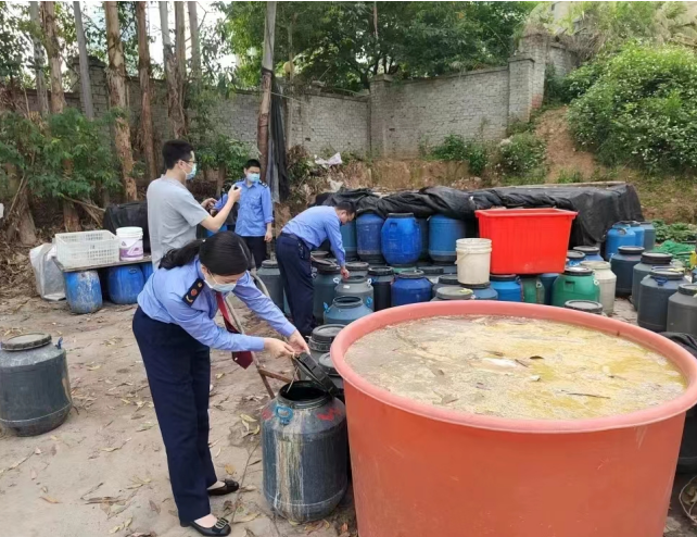 厦门集美市场监管局现场取缔露天无证酸菜小作坊 销毁12000斤酸菜