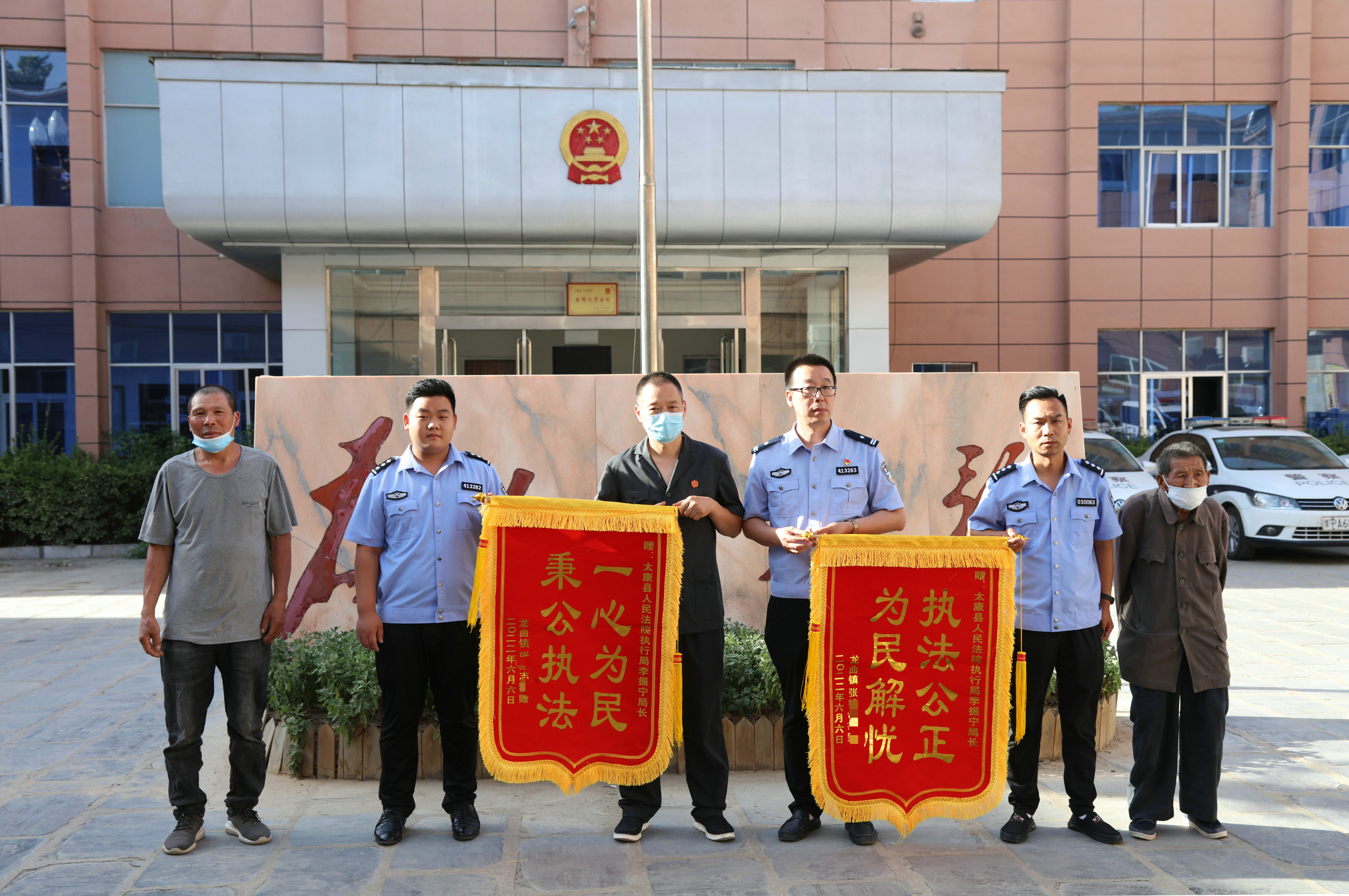 河南太康法院：麦收时节解纠纷 两面锦旗表谢意