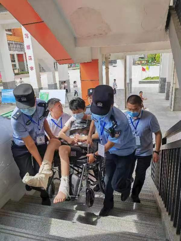 河南沈丘：腿部骨折的考生被民警抬进考场