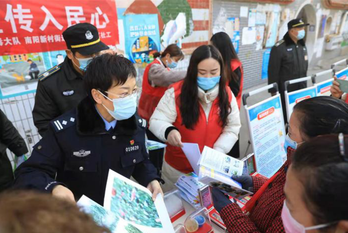 河南郑州:金水警方开展毒品原植物“禁种铲毒”集中宣传活动