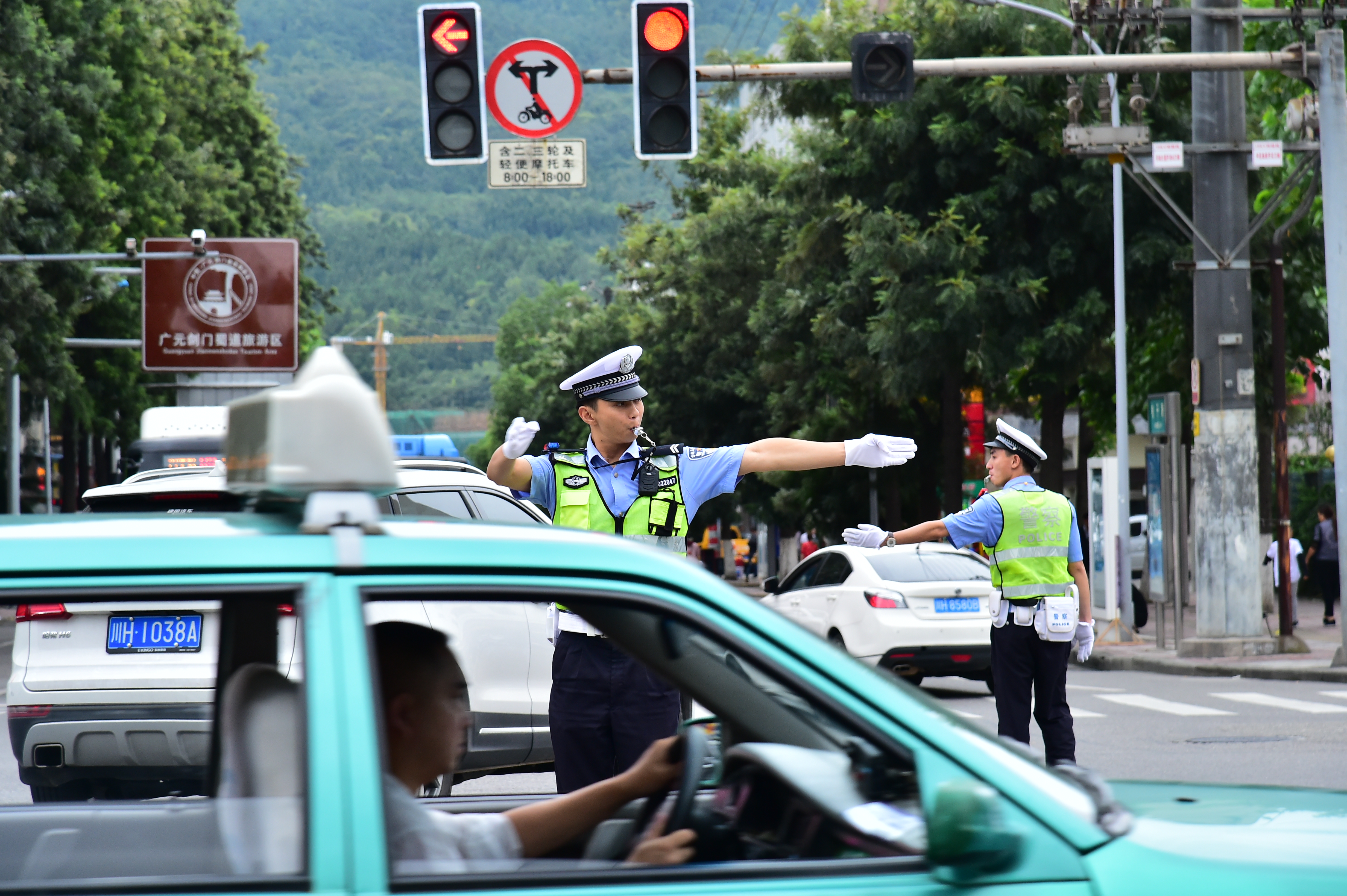 高温酷暑下的坚守  ——川北广元公安交警酷暑一线工作记录