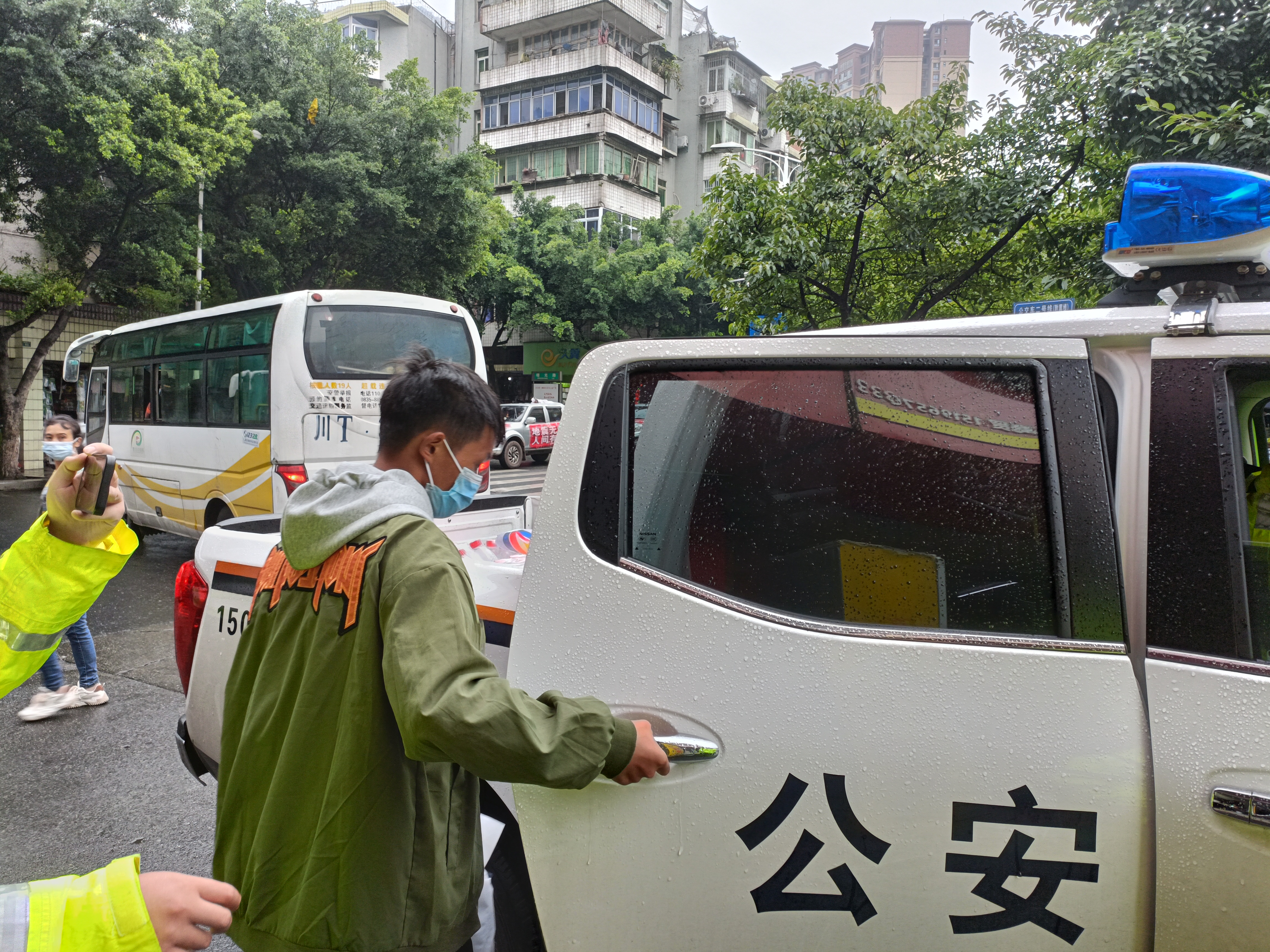 石棉学校停课学生4天未归家，乐山公安交警战胜重重困难将其安全送回