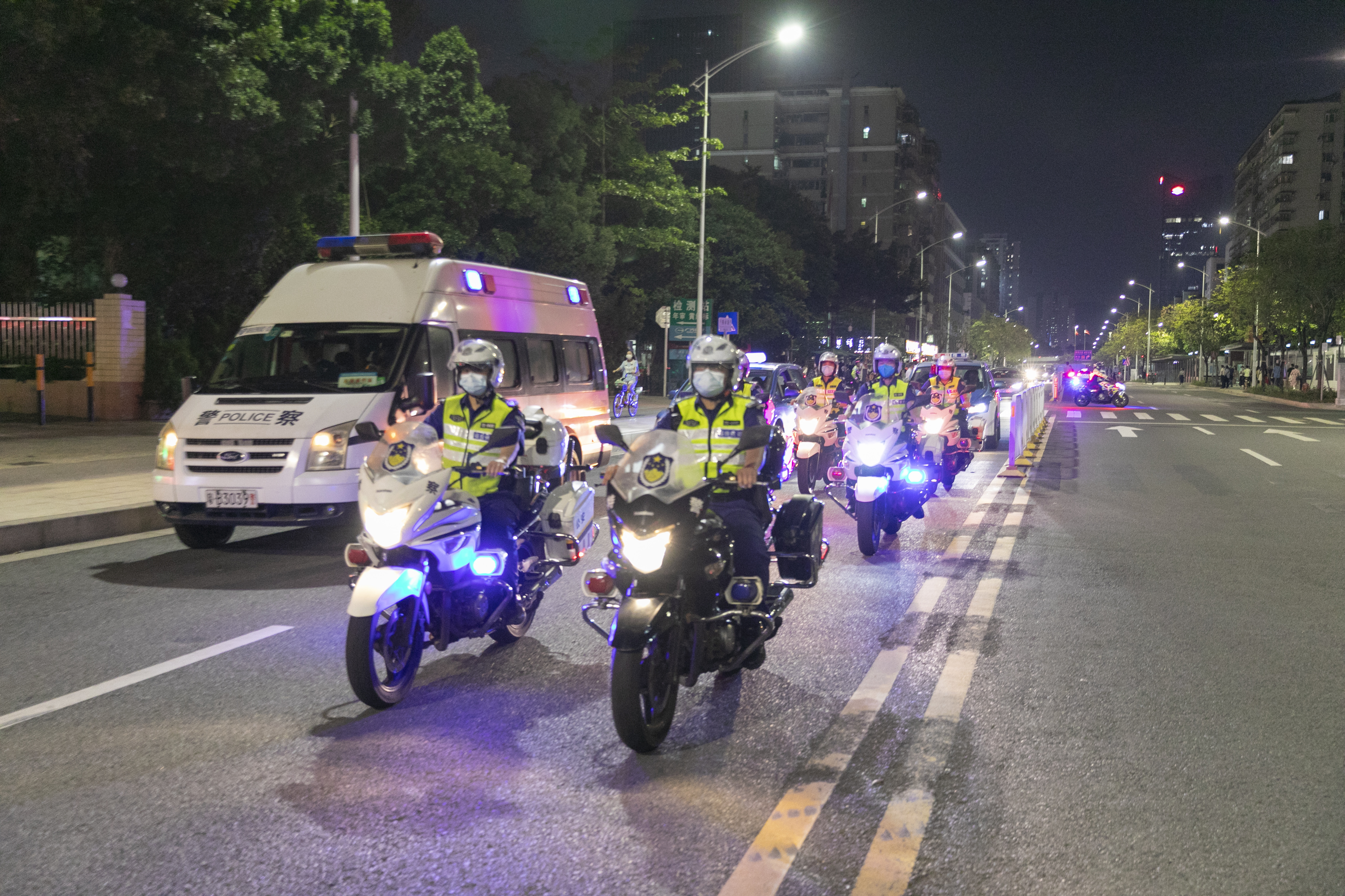 深圳福田公安深入开展夏夜治安巡查宣防暨破小案专项整治 集中夜查统一行动