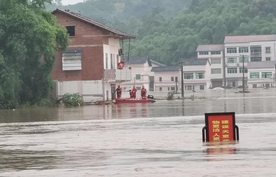 四川达州遭暴雨袭击 救援人员紧急转移被困民众