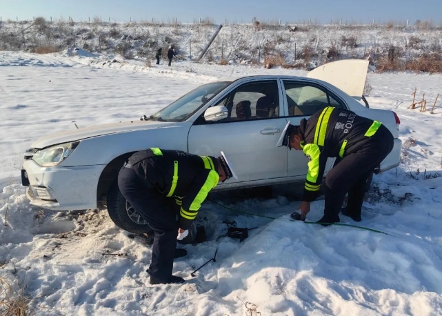 长治沁县：车辆被困排水沟  交警救援及时到