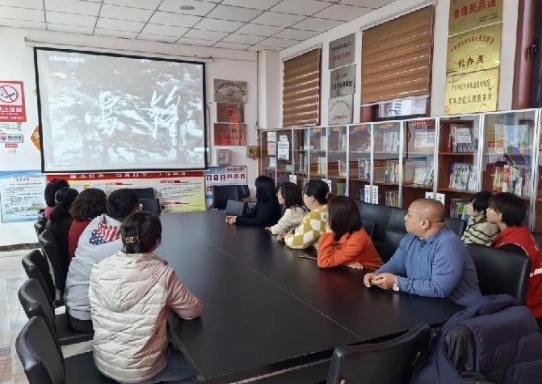 太原万柏林区千峰街道金玉社区：观红色电影  与雷锋同行