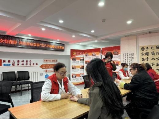 太原万柏林区妇联开展“关爱女性健康  共促家庭幸福”三八妇女节义诊活动