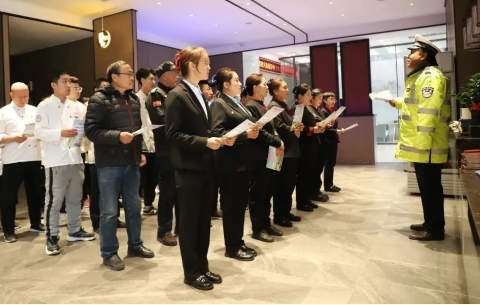 朔州：交警蜀黍走进餐饮场所， “零距离”宣传交通安全