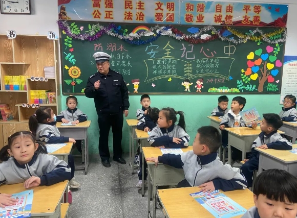 临汾公安交警走进辖区校园开展“知危险 会避险”主题宣讲活动